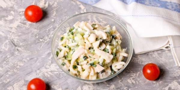 
            15 простых и очень вкусных салатов с кальмарами        