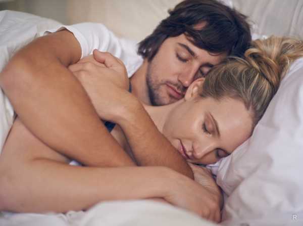 Причины, по которым супругам стоит спать в разных кроватях