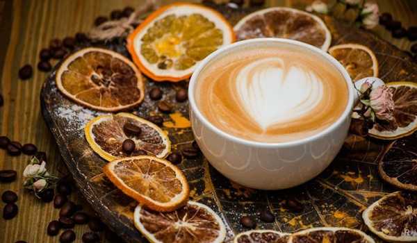 Почему утром полезно пить кофе с лимоном