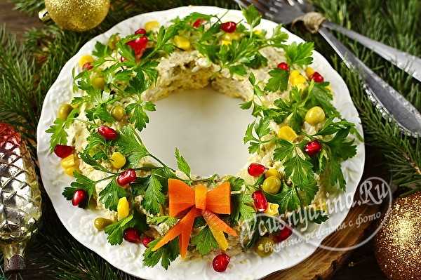 
			Вкусный и красивый салат «Новогодний венок» с консервой		
