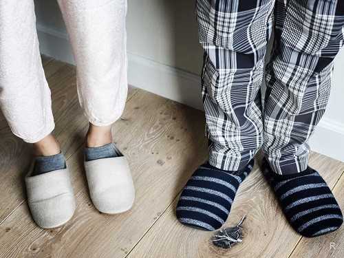 Приметы поведают, почему тапочки и носки нежелательный подарок