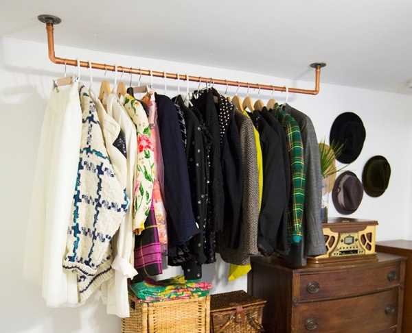 Варианты оригинальных самодельных вешалок для спальни заменят старые шкафы