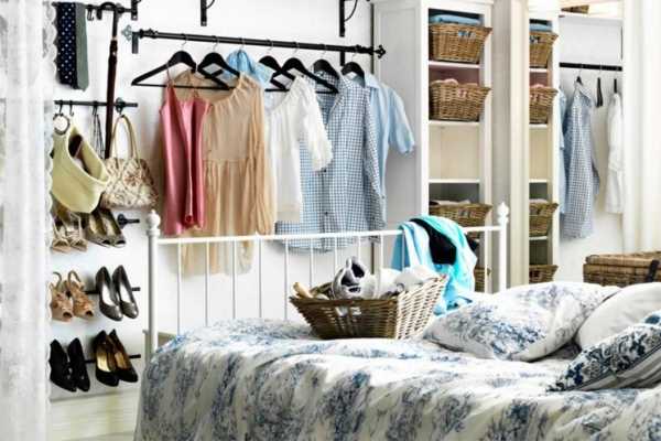 Варианты оригинальных самодельных вешалок для спальни заменят старые шкафы