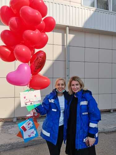 В Нижневартовске волонтёры-медики поздравили сотрудников скорой помощи 