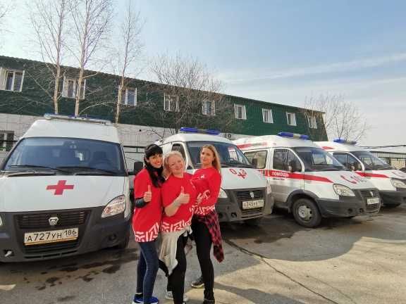 В Нижневартовске волонтёры-медики поздравили сотрудников скорой помощи 