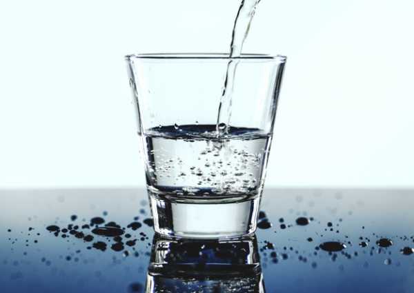 Что происходит с водой в стакане, оставленной на ночь, и почему она меняет свой вкус
