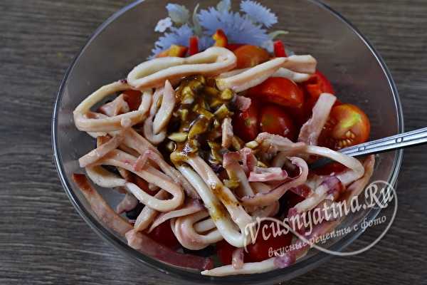 Салат с кальмарами и овощами с соевым соусом