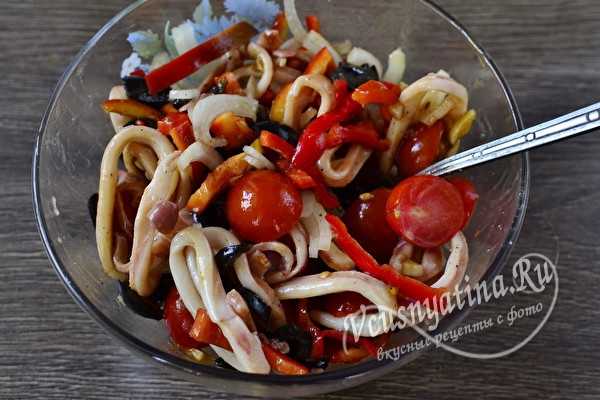 Салат с кальмарами и овощами с соевым соусом