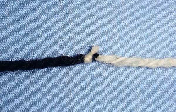
        Промышленый узелок - способ крепкого, незаметного соединения ниток            