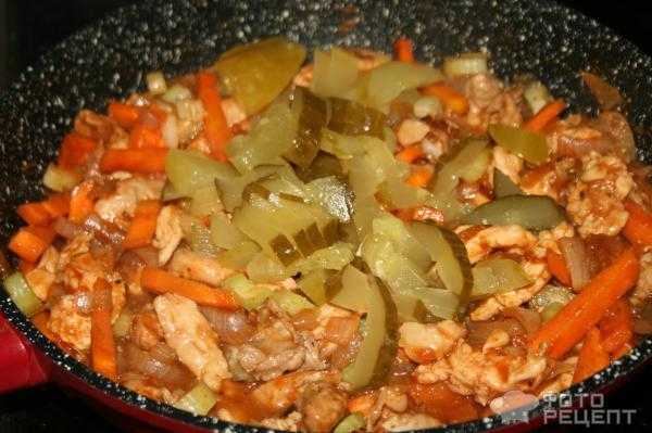 Рецепт: Азу по-татарски - Курица с солеными огурцами в томатном соусе