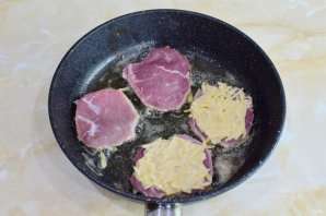 Свиные отбивные в картофельном кляре на сковороде