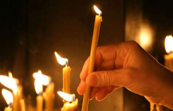 Священник рассказал, как правильно ставить свечу в храме