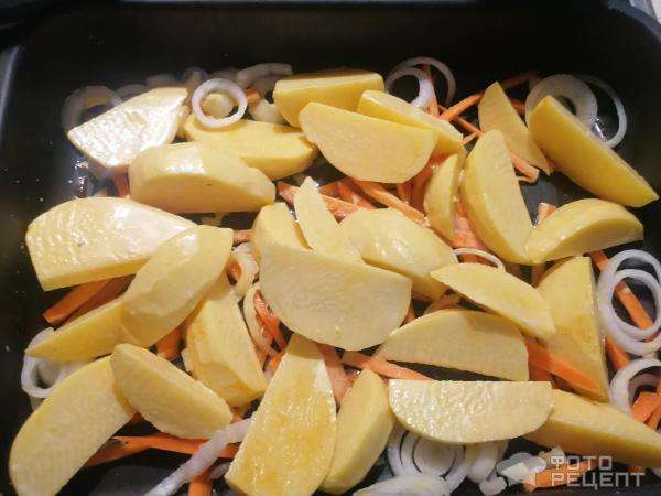 Рецепт: Ребрышки в духовке с картофелем - , луком и морковью