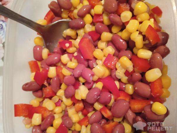 Рецепт: Салат "Неделя до стипендии" - Салат- пятиминутка из фасоли, кукурузы и сухариков