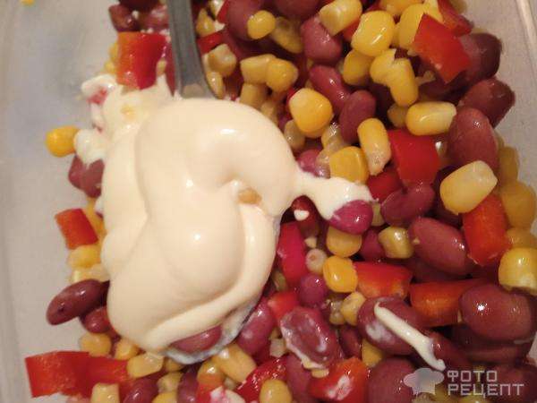 Рецепт: Салат "Неделя до стипендии" - Салат- пятиминутка из фасоли, кукурузы и сухариков