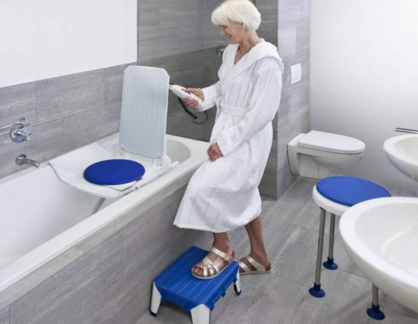 Полезные приспособления, помогающие пожилому человеку забраться в ванну