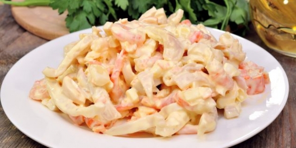 
            15 простых и очень вкусных салатов с кальмарами        